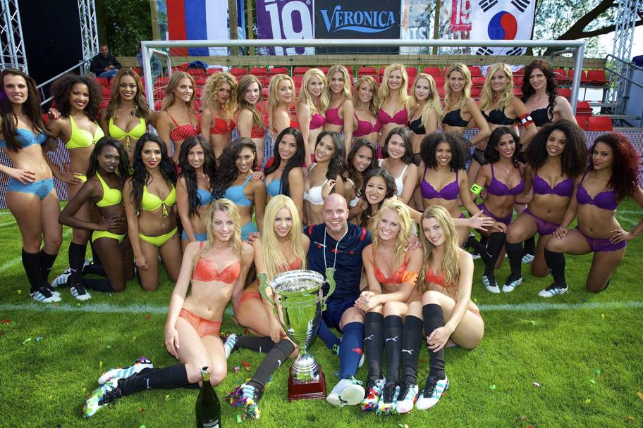Foto di gruppo al Mondiale in lingerie disputato a Maurik (Olanda): al centro l’arbitro degli incontri, l’ex Inter Andy Van der Meyde. Epa